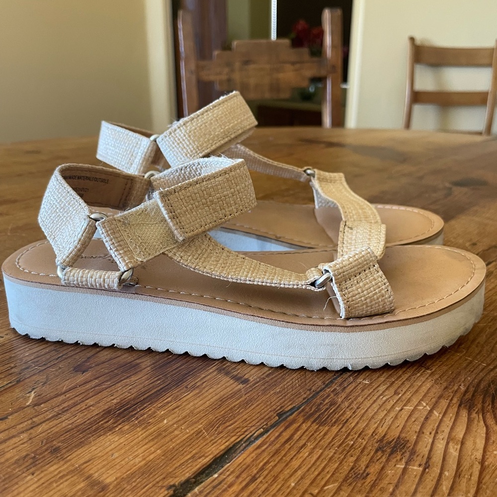 Universal thread sandals